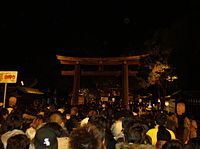 200px-Meiji_Shrine_Sando_and_Torii_New_Year_Worship.jpeg
